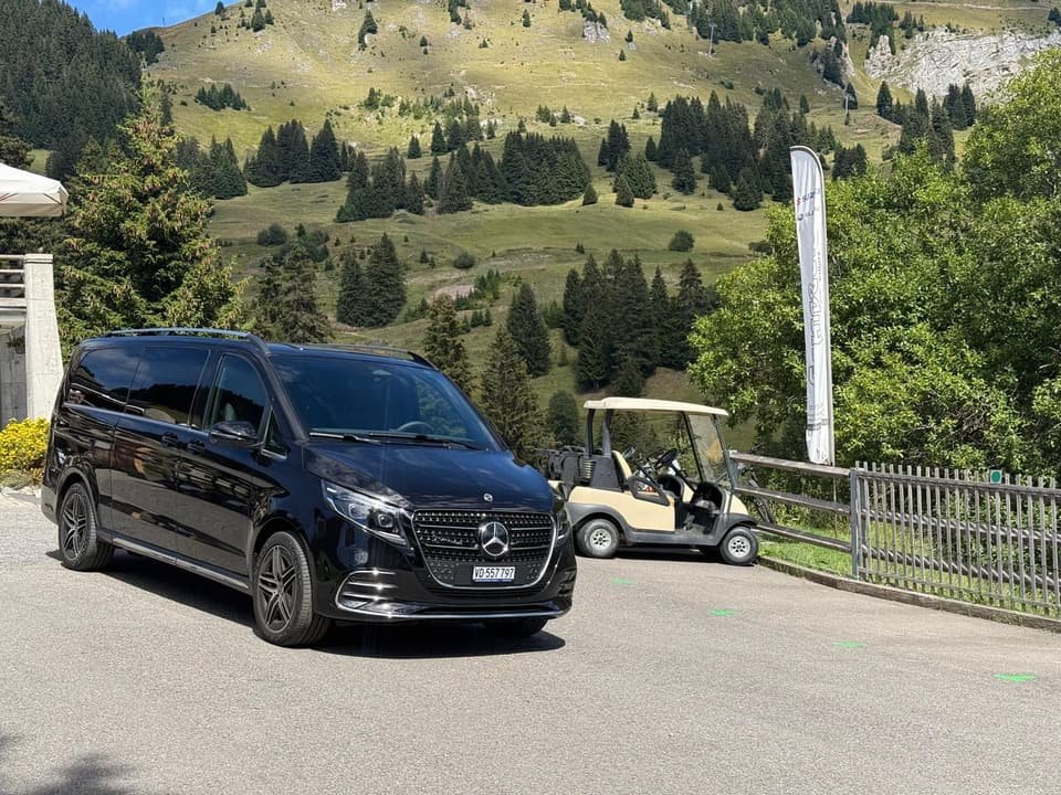 Mercedes Classe V noire garée en montagne, sur un parking de station