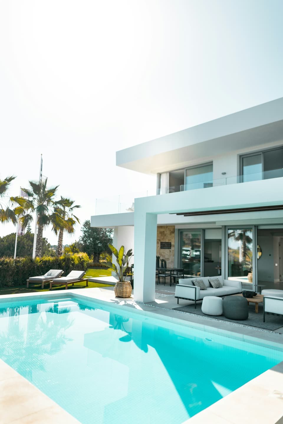 Villa contemporaine avec piscine à débordement et palmiers