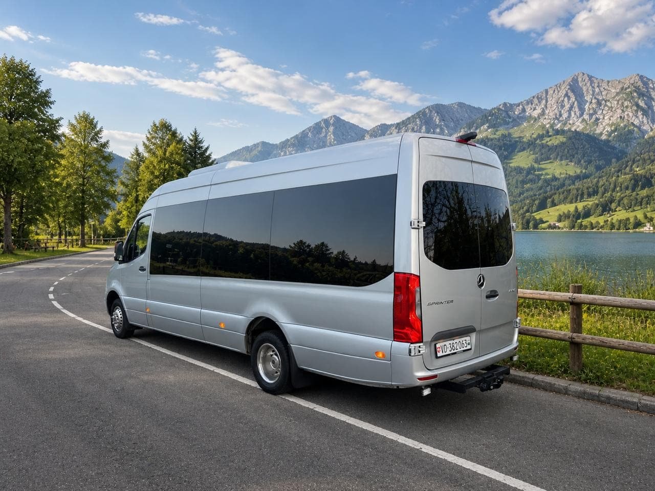 Mercedes Sprinter argent vue trois quarts arrière, lac et montagnes en arrière-plan