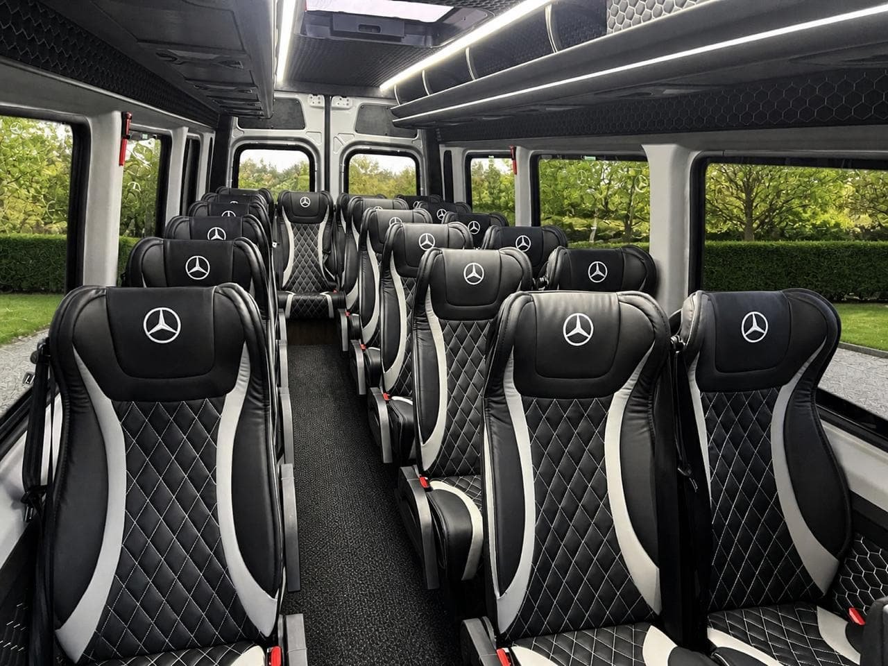Habitacle du Mercedes Sprinter, sellerie cuir siglée sur deux rangées