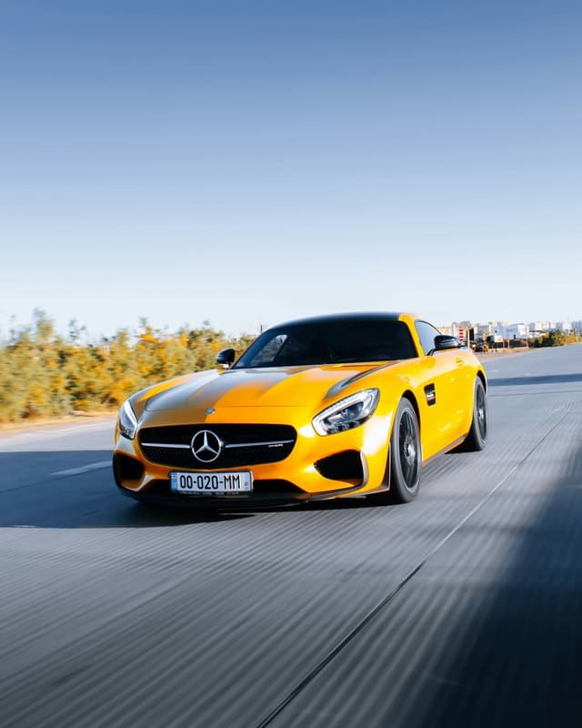 Mercedes-AMG GT jaune sur une route dégagée