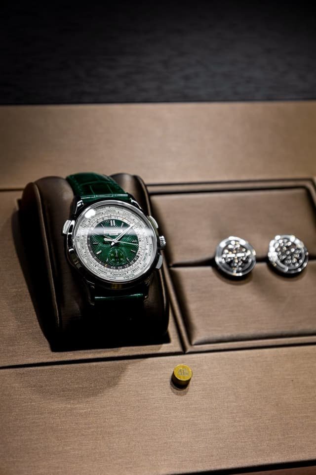 Patek Philippe World Time Chronographe cadran vert, avec boutons de manchette assortis