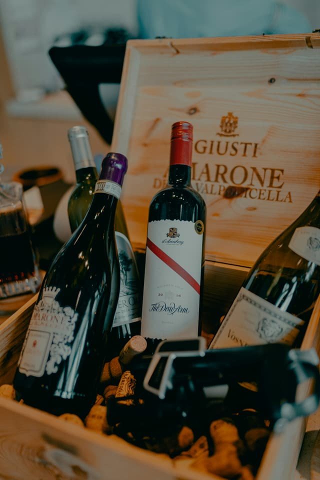 Coffret de bouteilles de vin d'exception dans une caisse en bois