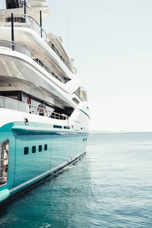 Proue d'un yacht privé turquoise ancré au large