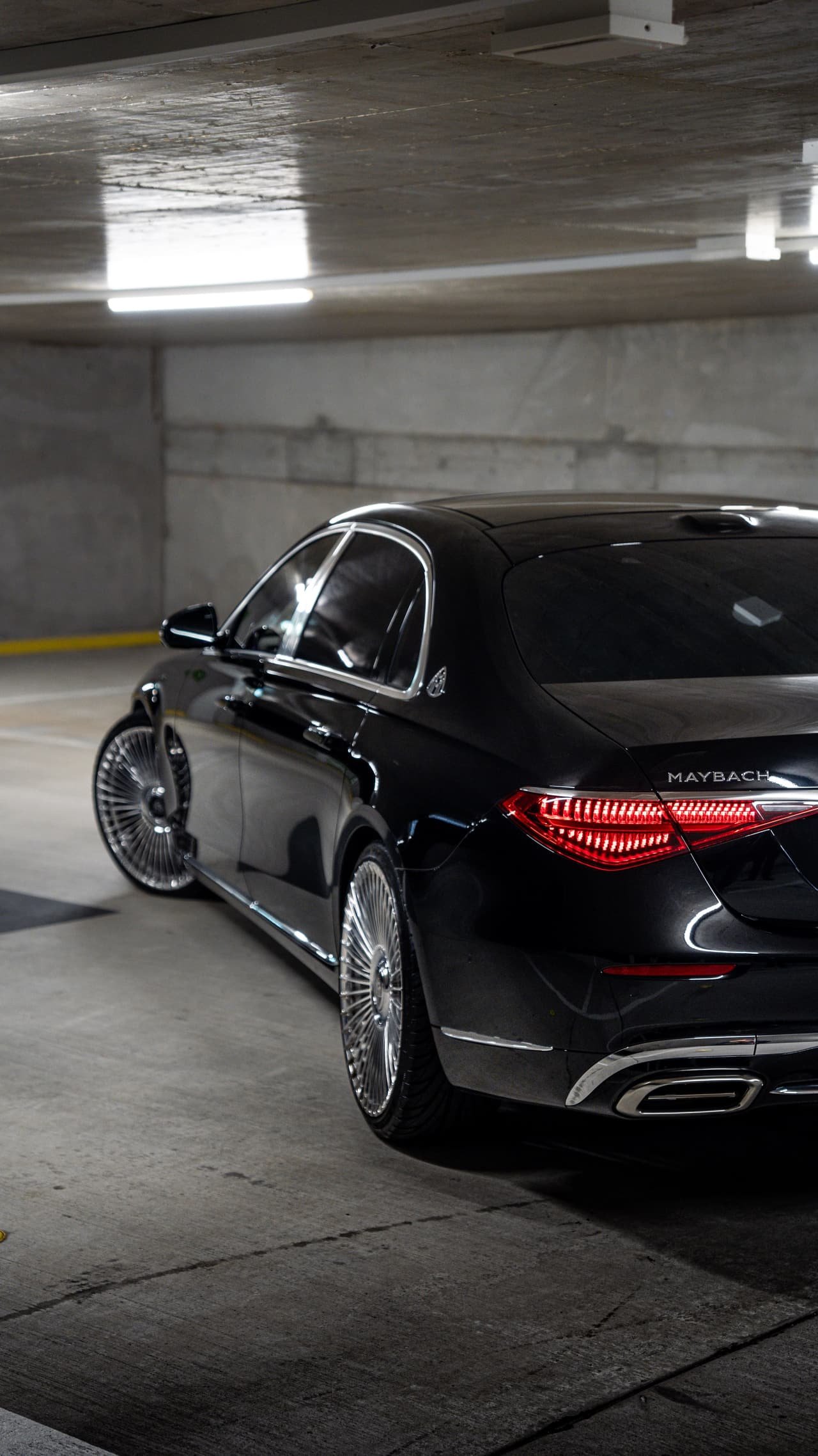 Mercedes-Maybach S 580 noire, vue trois quarts arrière