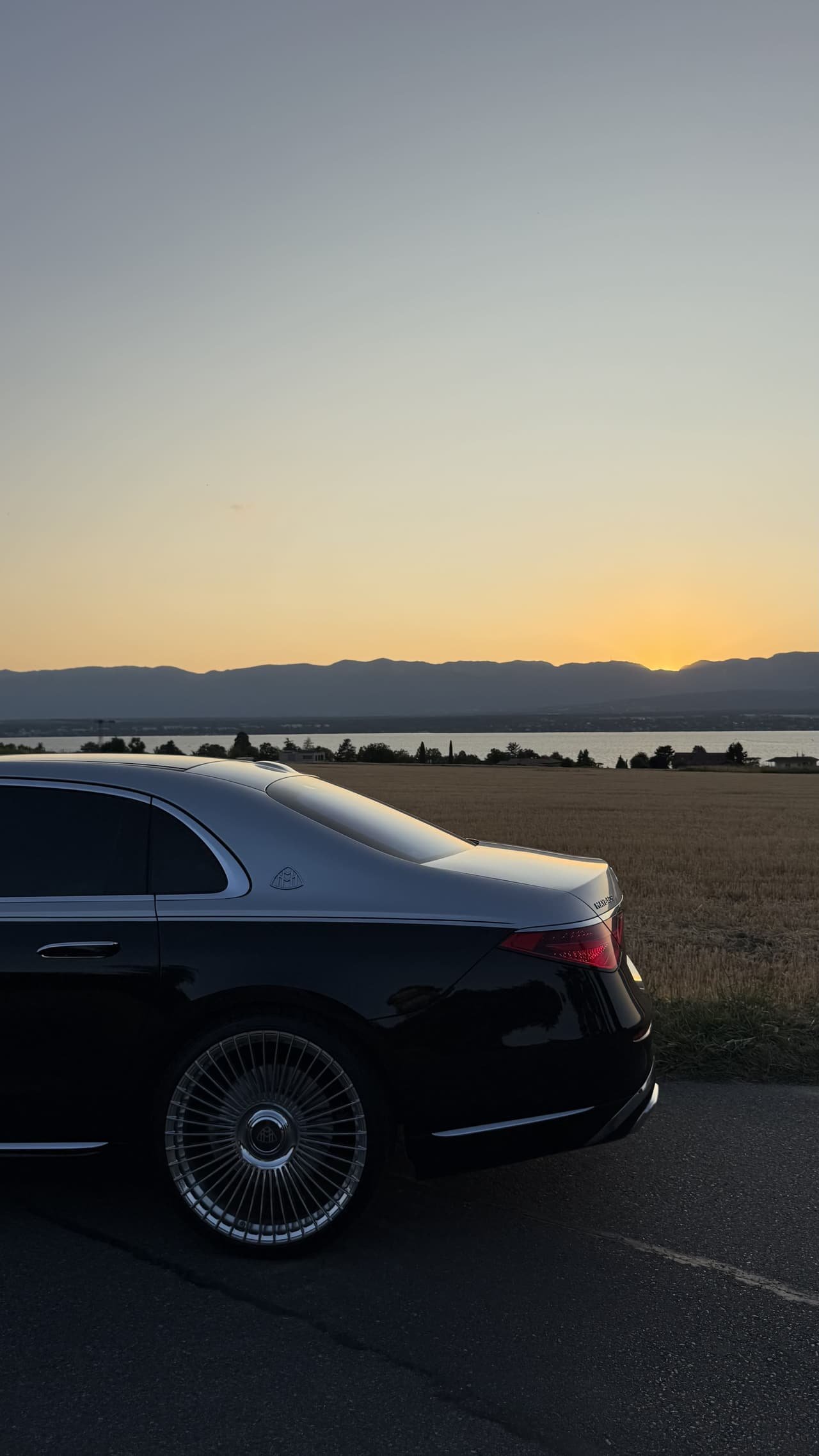 Mercedes-Maybach S 580 au bord du lac Léman, lumière dorée du couchant