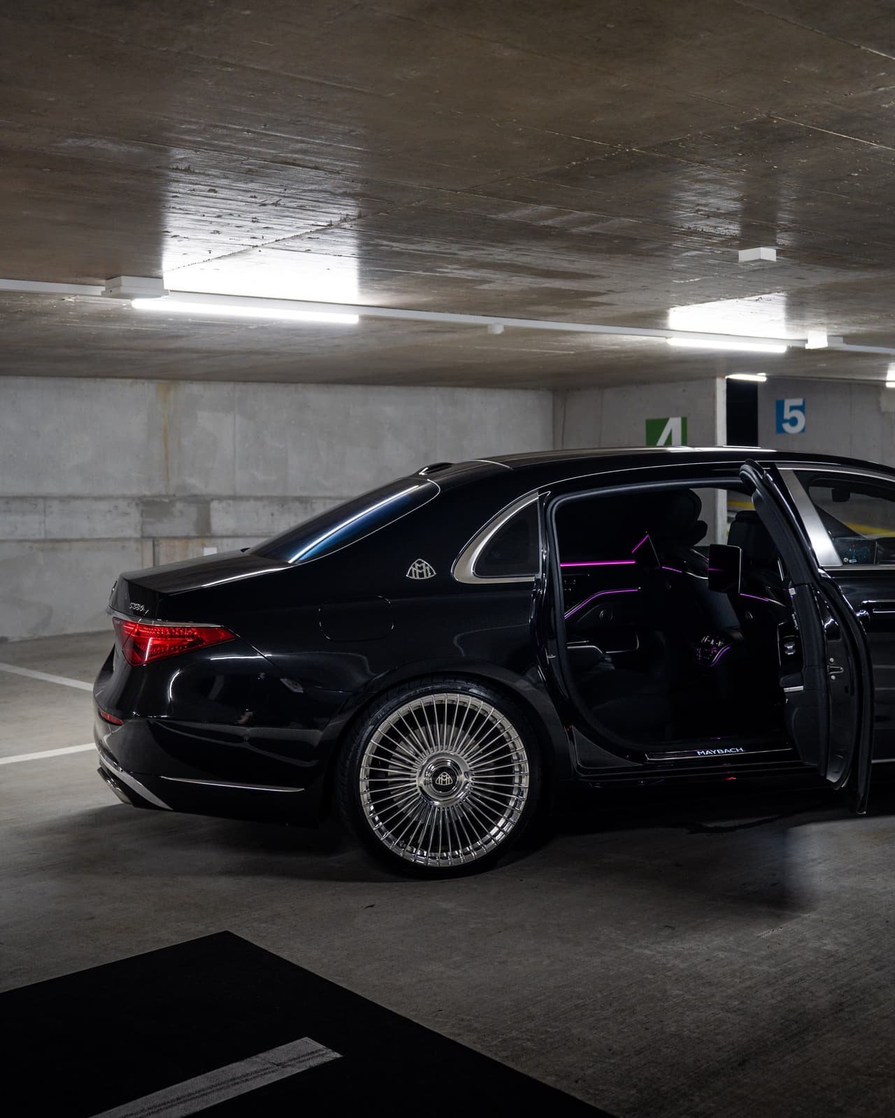 Portière arrière ouverte de la Mercedes-Maybach S 580