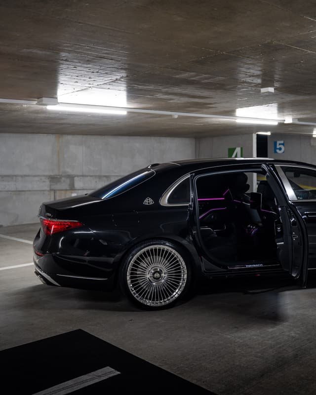 Portière arrière ouverte de la Mercedes-Maybach S 580